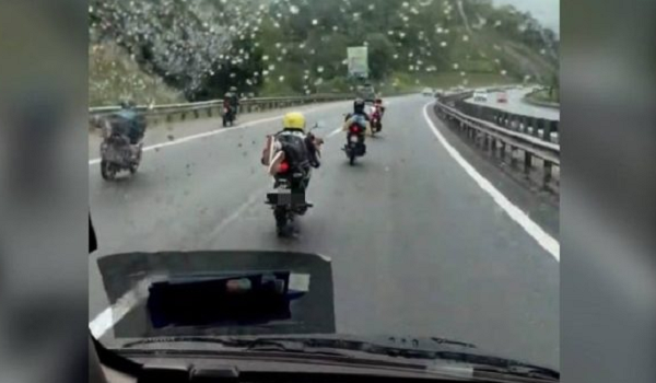 Foto tangkap layar video yang dirakam menggunakan telefon bimbit memaparkan sekumpulan penunggang motosikal menghalang laluan ambulans di lebuh raya.
